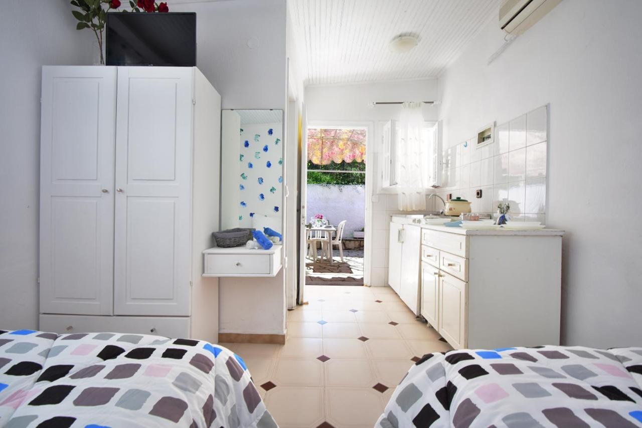 Merlyn Rooms Into The Nature, 100M From The Beach Dafnila Eksteriør billede